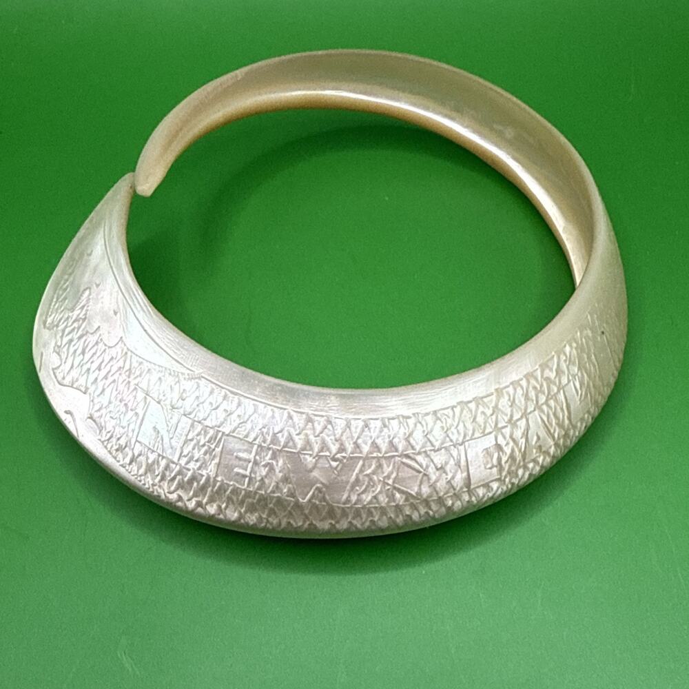 Vtg Iridescent Mother Of Pearl Carved Cuff Bracelet New Caledonia Bangle Shell - Picture 1 of 11